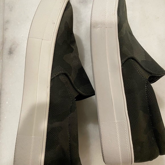 Excellent Condition Steve Madden Camo Slip On Sneakers. Worn once. - Picture 3 of 6